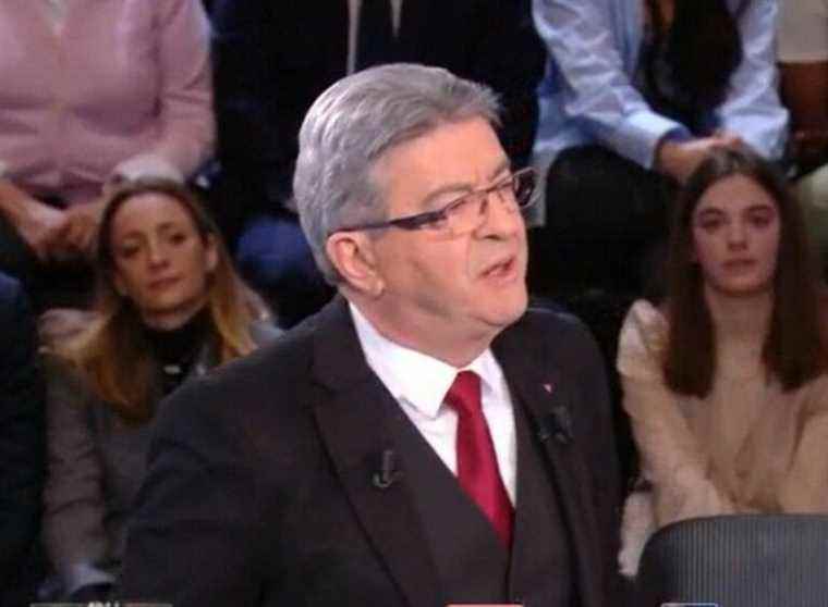 “But he runs away”, contrary to what was planned, Jean-Luc Melenchon crosses paths with Emmanuel Macron on the set of “France facing war” and tackles him!