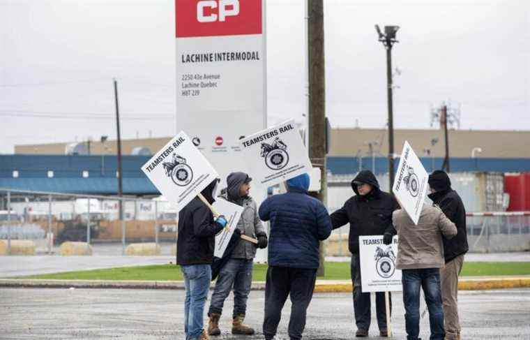 CP customers urge Ottawa to force a return to work