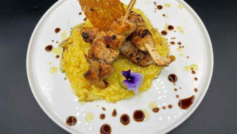 Caramelized poultry skewers, saffron risotto and parmesan tuile