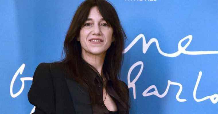 Charlotte Gainsbourg: Open blouse and casual look in Milan