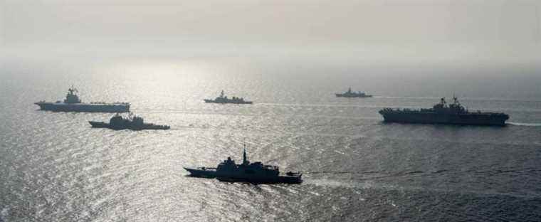 Chinese and American warships in the Taiwan Strait