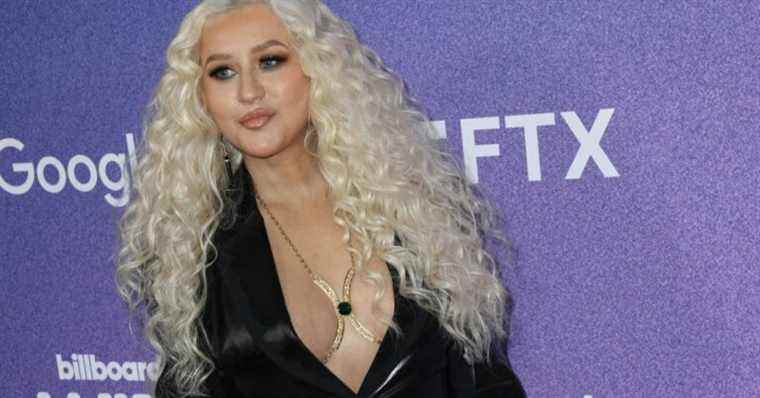 Christina Aguilera cannon in a costume with a low neckline in front of Ciara, sexy and feline