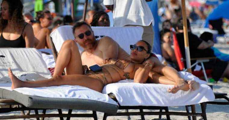 David Guetta and his darling Jessica Ledon: small swimsuit and buttocks in the air for a nice moment at the beach