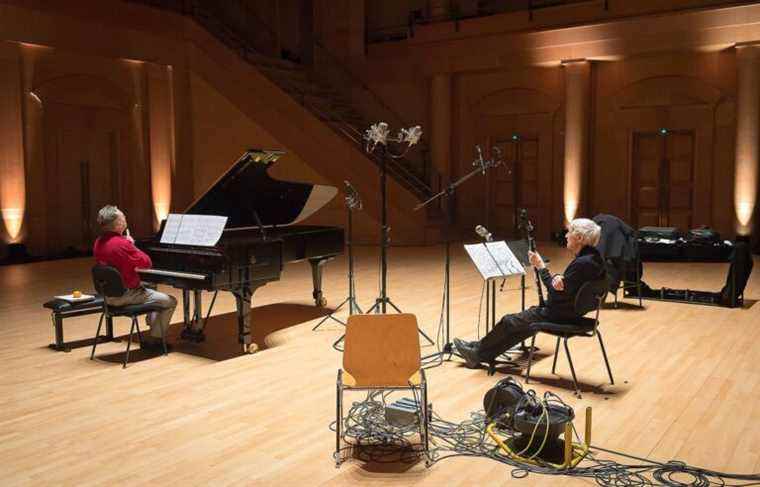 Dive with two pianists and a producer into the world of the quest for the blue note