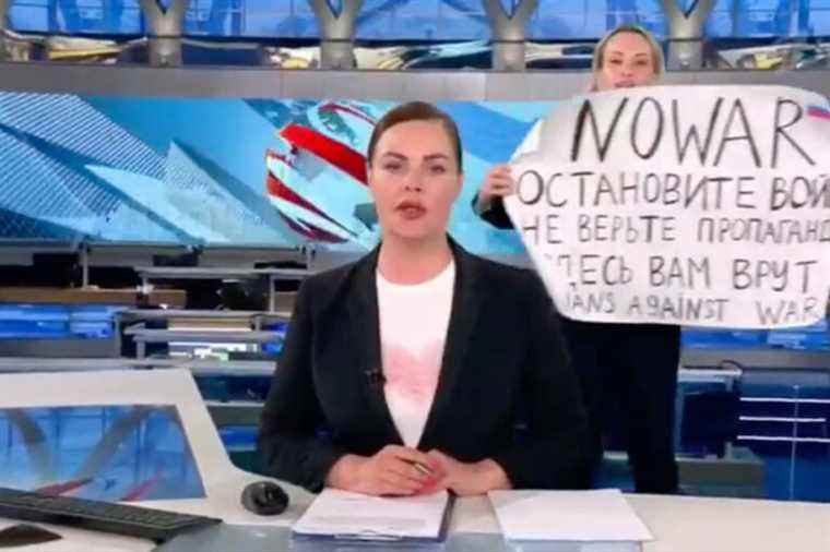 “Don’t believe the propaganda” |  Anti-war protester interrupts Russian TV news