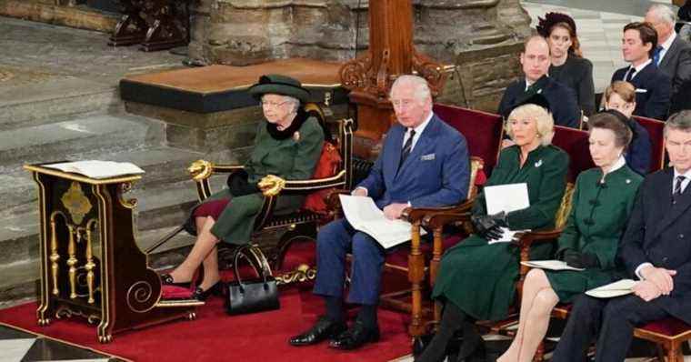 Elizabeth II: First major public outing in months, with a disconcerting rider…