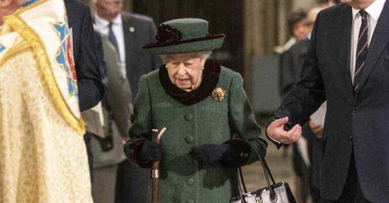 Elizabeth II at its worst?  She is watched over by a slew of doctors, including a pathologist…