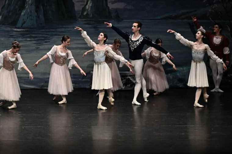 Far from the fighting in Ukraine, the Grand Ballet of Kyiv wants to continue dancing