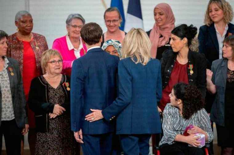 Hands on the buttocks and tender gestures at the Élysée Palace, they display their unprecedented complicity