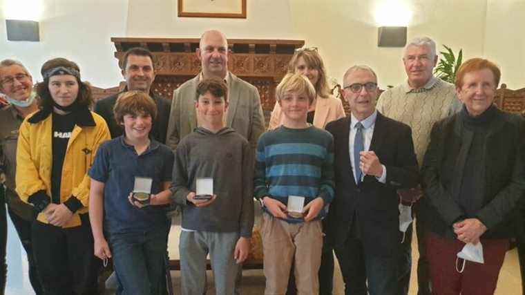 Hendaye awards the City Medal to three college students who saved a lady from drowning on the beach