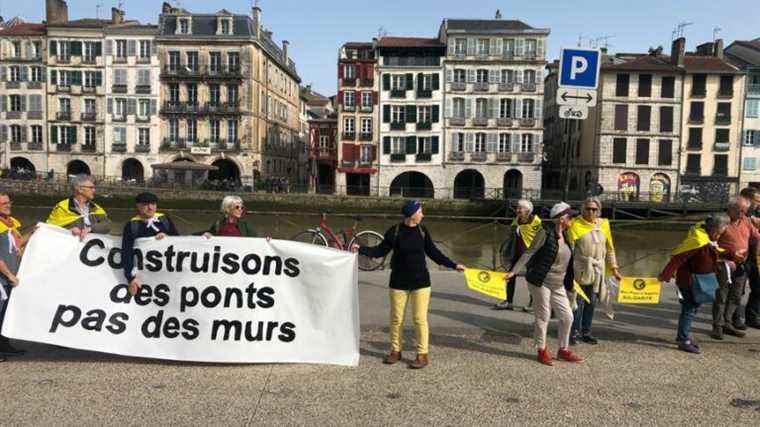 IN PICTURES – In Bayonne, nearly 200 people join hands against racism