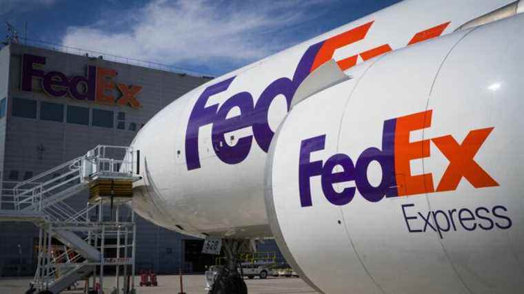 Iconic FedEx founder hands over