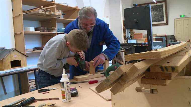 In Aveyron, retired craftsmen pass on their know-how to young people