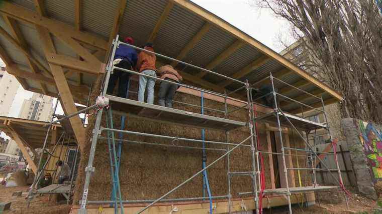 In Villeurbanne, an ecological house in load-bearing straw built in the middle of buildings