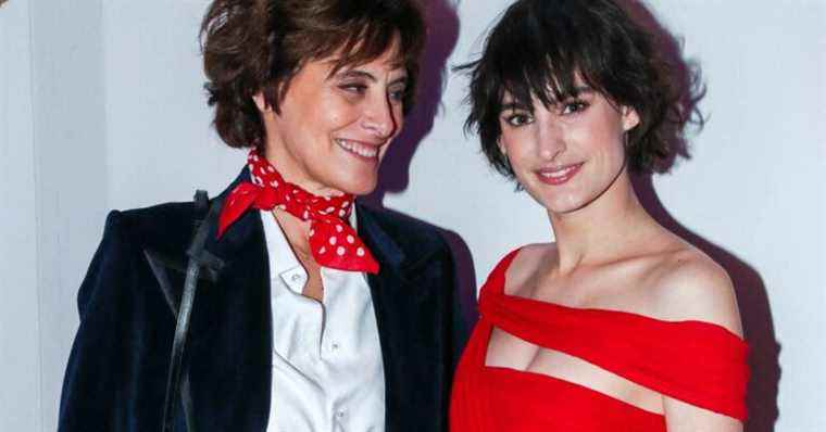 Inès de la Fressange and her daughter Nine d’Urso, stunning carbon copies for a special evening