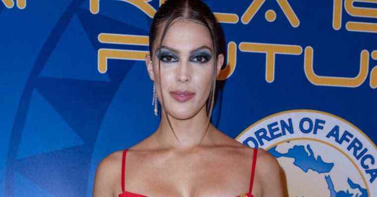 Iris Mittenaere incendiary on the arm of her darling, Emmanuelle Béart, scarlet Greek goddess