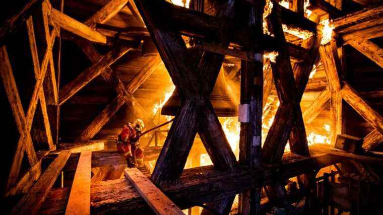 Jean-Jacques Annaud brilliantly films the fire of the queen of cathedrals