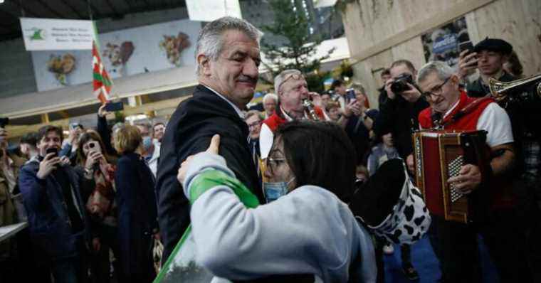 Jean Lassalle forces a young woman to dance in the middle of the Agricultural Show!