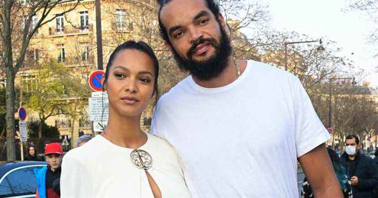 Joakim Noah crazy about his fiancée Lais Ribeiro: Naughty licks at the Elie Saab fashion show