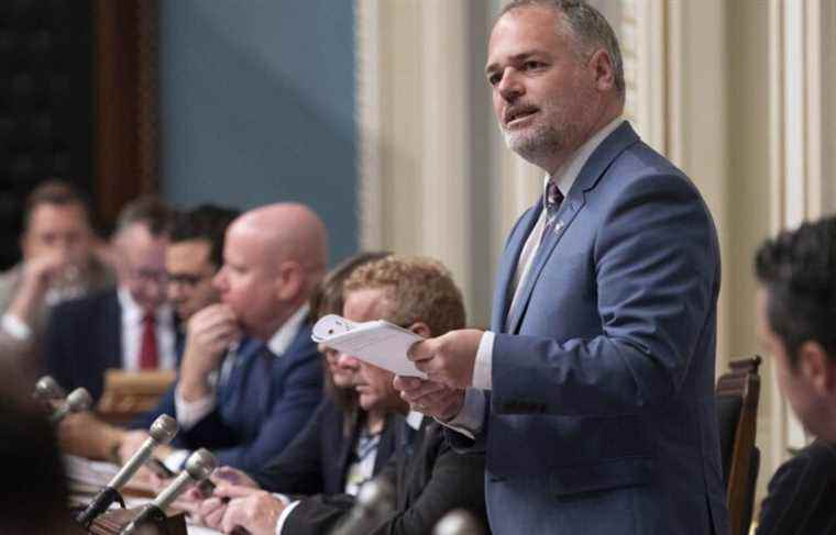 Julien will change the law to cap Hydro-Québec rates