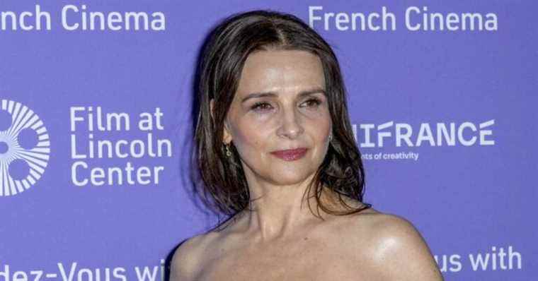 Juliette Binoche lights up New York in an amazing XXL jumpsuit!