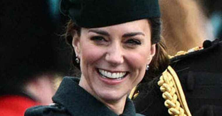 Kate Middleton impeccable in emerald: tender moment of complicity … with a disguised dog!