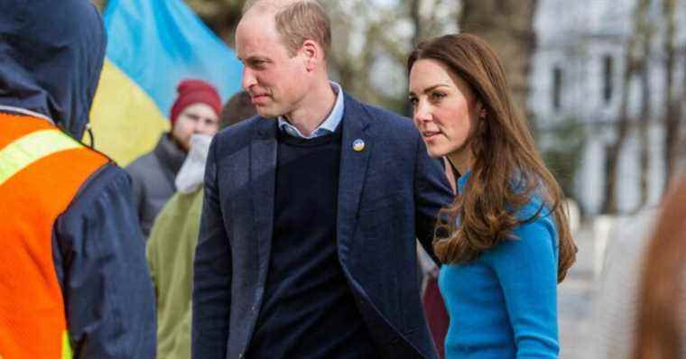 Kate and William go out with their arms full of cakes, with pins that do not go unnoticed