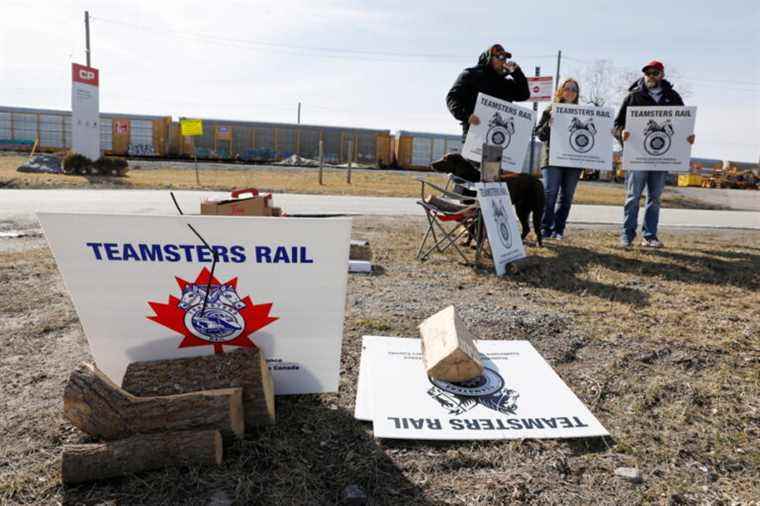 Lockout at CP |  Trains immobilized for a second day;  discussions continue