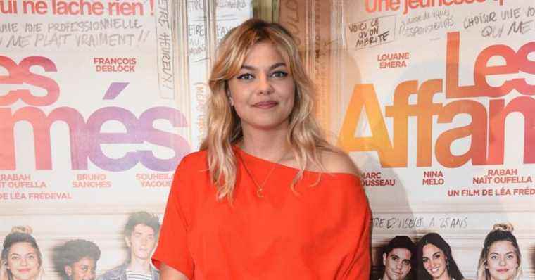 Louane: Mini-skirt and exposed bra for a daring look