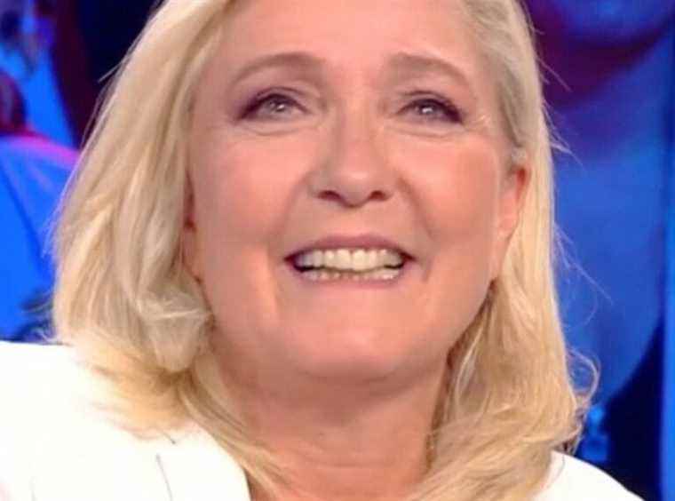 Marine Le Pen pushes the song in front of Cyril Hanouna in “Face à Baba” after having cracked!