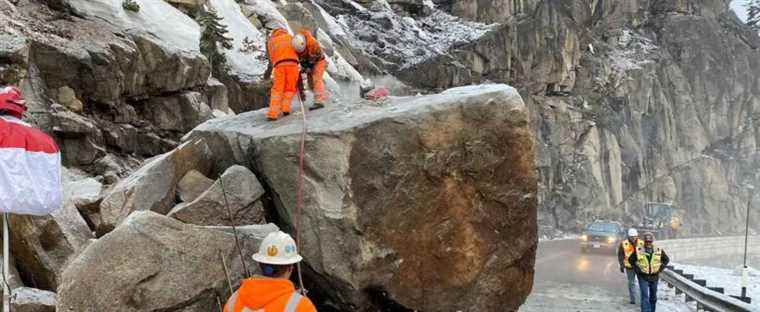 Massive boulder blocking California highway blasted with explosives