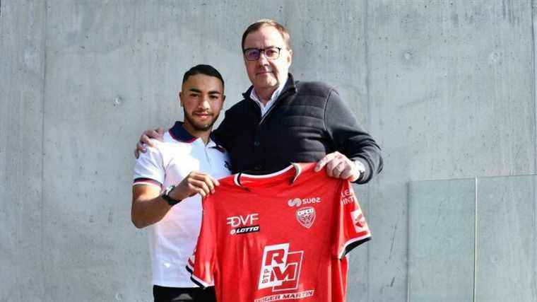 Midfielder Yanis Chahid signs pro