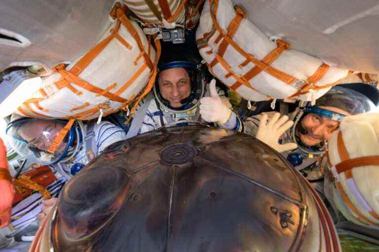 Moscow brings back two Russian cosmonauts and an American astronaut