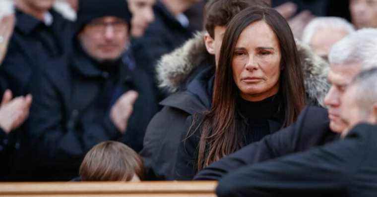 Nathalie Marquay reappears on stage, in tears, three days after the funeral of Jean-Pierre Pernaut