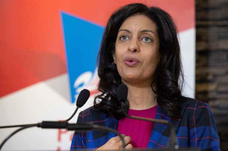 Opponents of Bill 96 |  Anglade defends its record on defending minorities