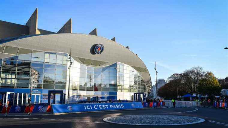 Parc des Princes tagged with messages against PSG