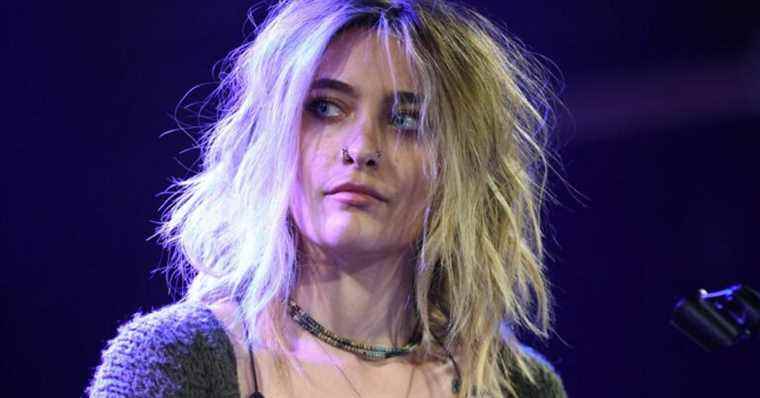 Paris Jackson: Grunge look and fishnet tights, she’s having a blast on stage!