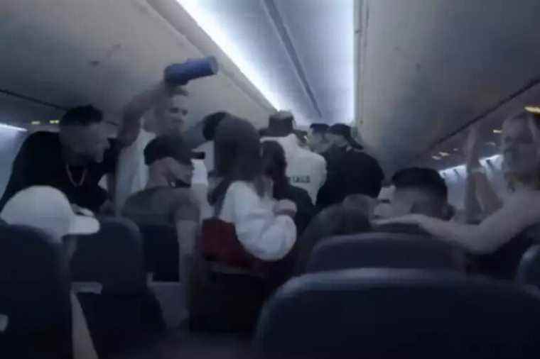 Party on a Sunwing aircraft |  Fines for six other passengers