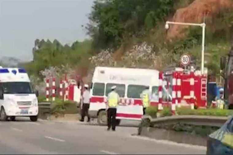 Plane with 132 people on board crashes in China