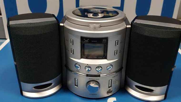 Play and leave with this splendid micro HIFI system and a dozen CDs!