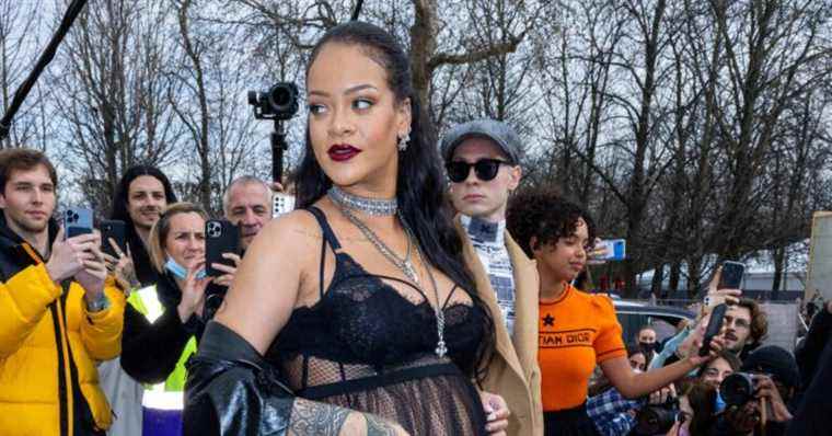 Pregnant Rihanna: daring neckline, sequins and large bare belly… Stunning new pregnancy look!