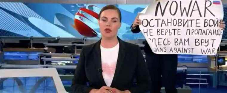 Protester against Ukraine offensive interrupts Russian TV news