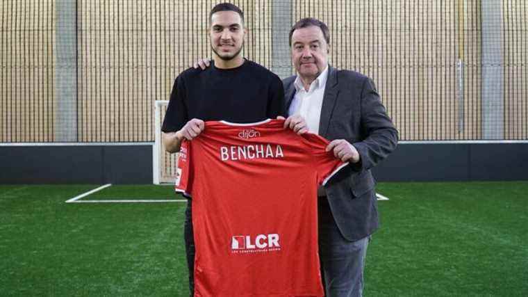 Reda Benchaa signs his first professional contract