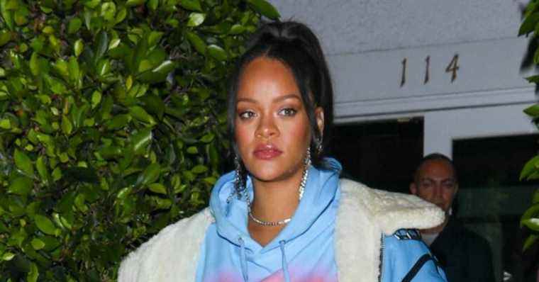 Rihanna, pregnant: belly covered and legs in the air, the future mother surprises