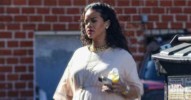 Rihanna, pregnant: cute in a dress and sneakers with A$AP Rocky, last purchases before giving birth