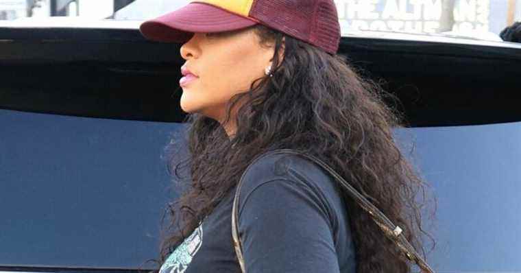 Rihanna pregnant: she appears with a huge ring during a baby shopping session