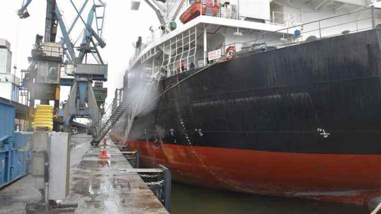 Russian and Ukrainian sailors on a cargo ship immobilized in Lorient