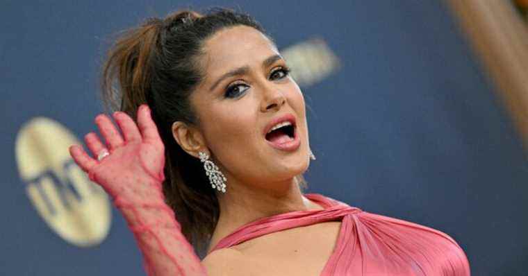 Salma Hayek victim of a wardrobe accident, she remains stuck in the toilet… with Fran Drescher!