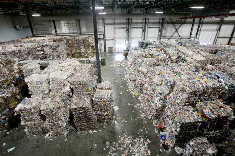 Sorting centers for recyclable materials |  The City of Montreal may have to maintain its contracts with Ricova