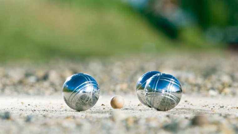 Spring is here !  Win petanque balls, hats and a voucher for the garden